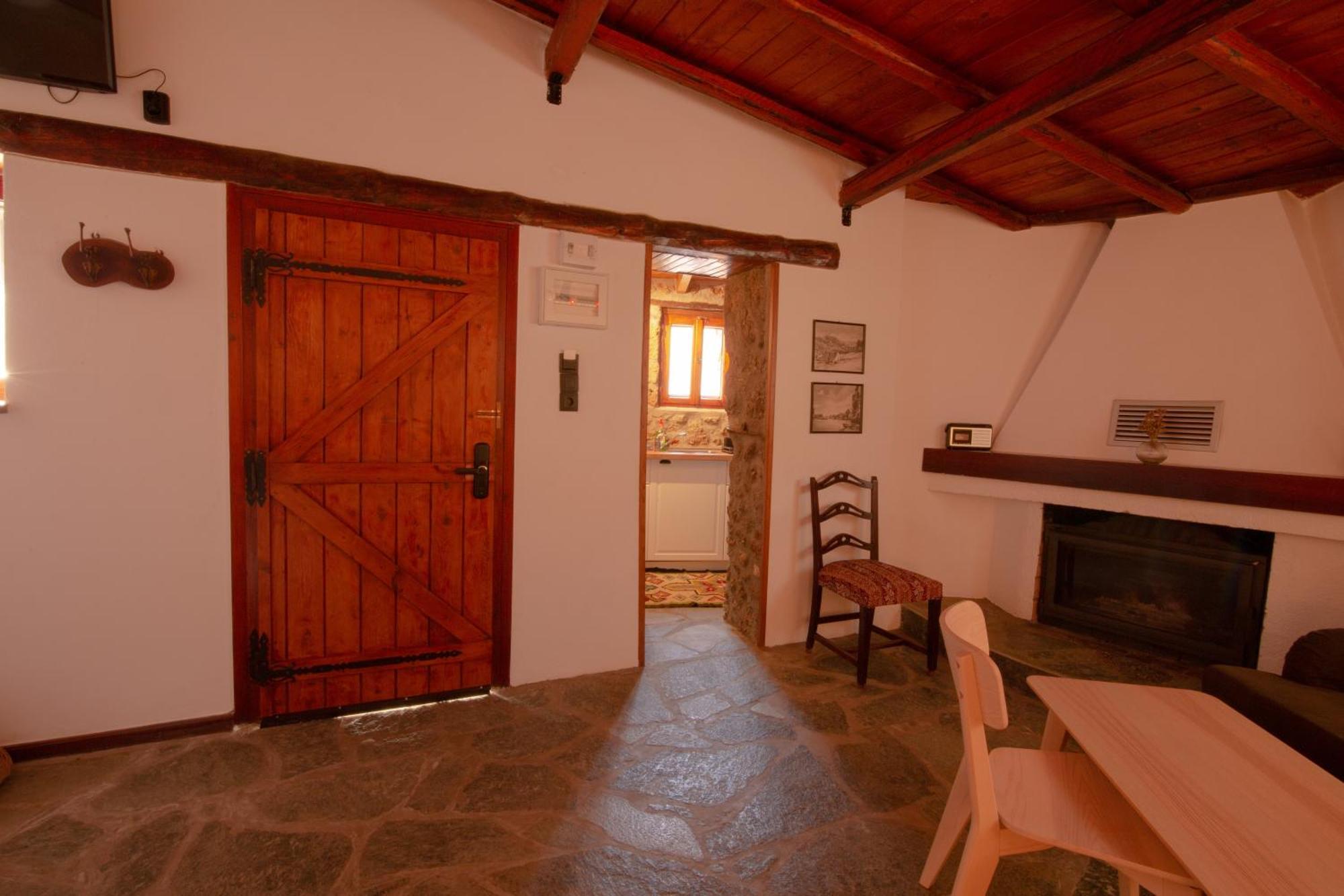 Apartamento Fteri Stone House In Platanos, Akrata Exterior foto